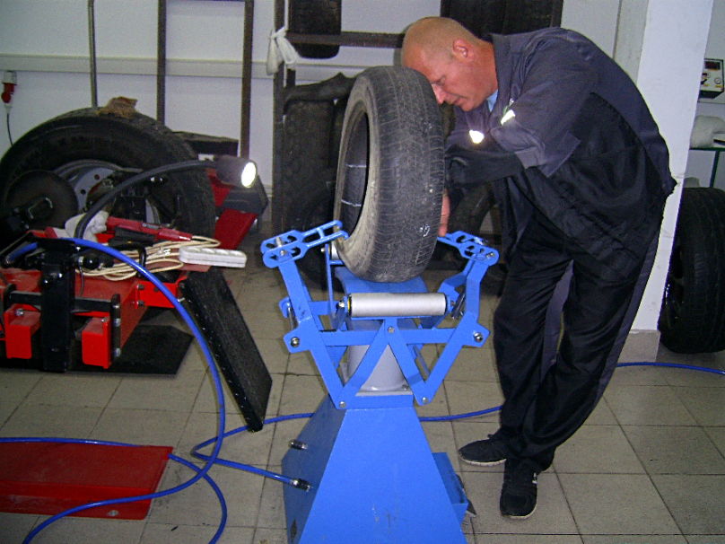 РУЦ "Эксперт" располагает собственным оборудованием для обучения шиномонтажным работам.