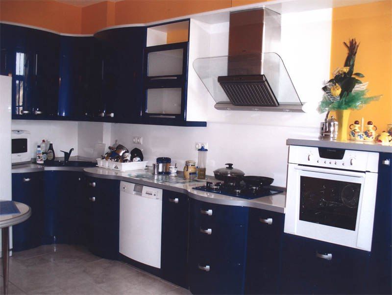 Кухни на заказ оренбург. Кухонный гарнитур угловой черный. Крашенные фасады кухонные гарнитуры. Эмалированная черная кухня. Сине белая кухня с черной столешницей.