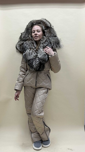 Бежевый зимний костюм с мехом обесцвеченной лисицы - Шапка ушанка без меха
